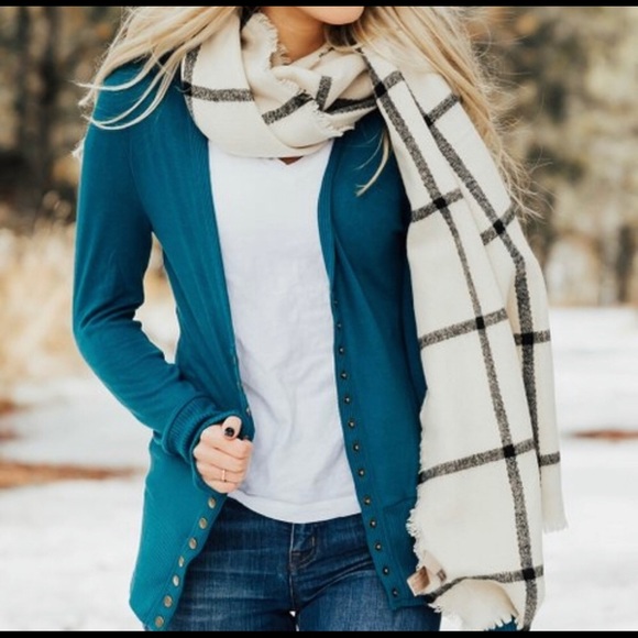 Gorgeous, heavy-weight scarf.  So cozy!!! - Picture 2 of 7